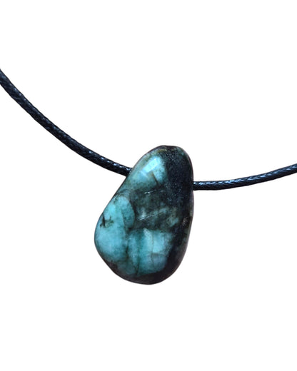 Collier Pierre Percée Émeraude – Pendentif de Magie, d'Intuition et d'Ouverture du Cœur