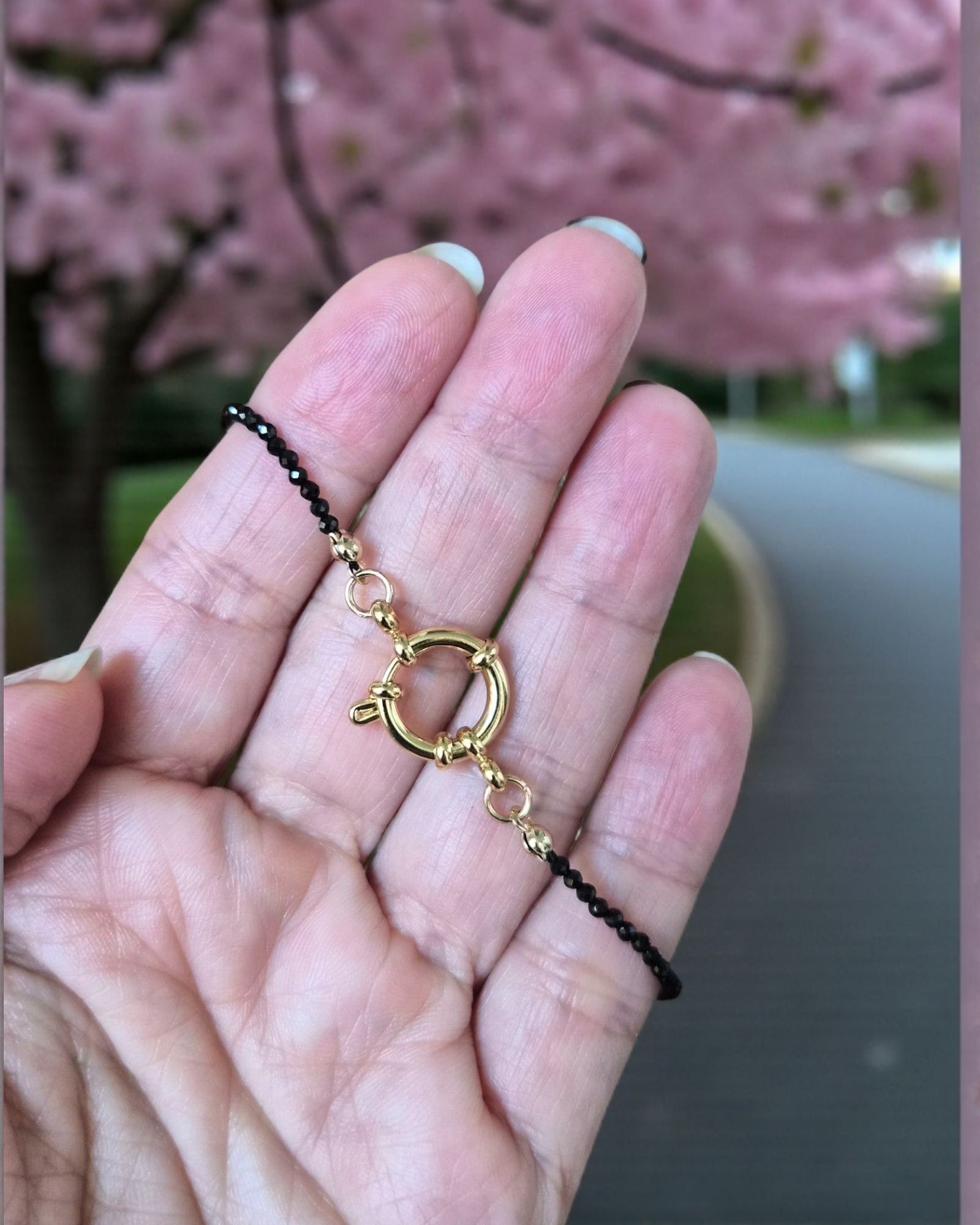 Collier Éclats de Cailloux – 20 pierres naturelles ★ version fermoir bouée