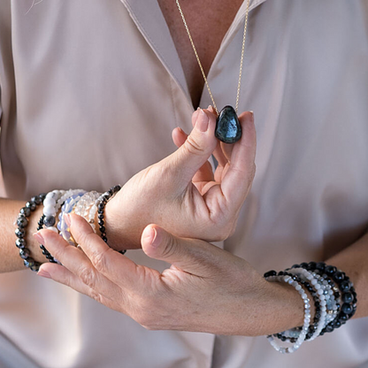 Pierre percée Calcite bleue [Timidité, Expression, Douceur]