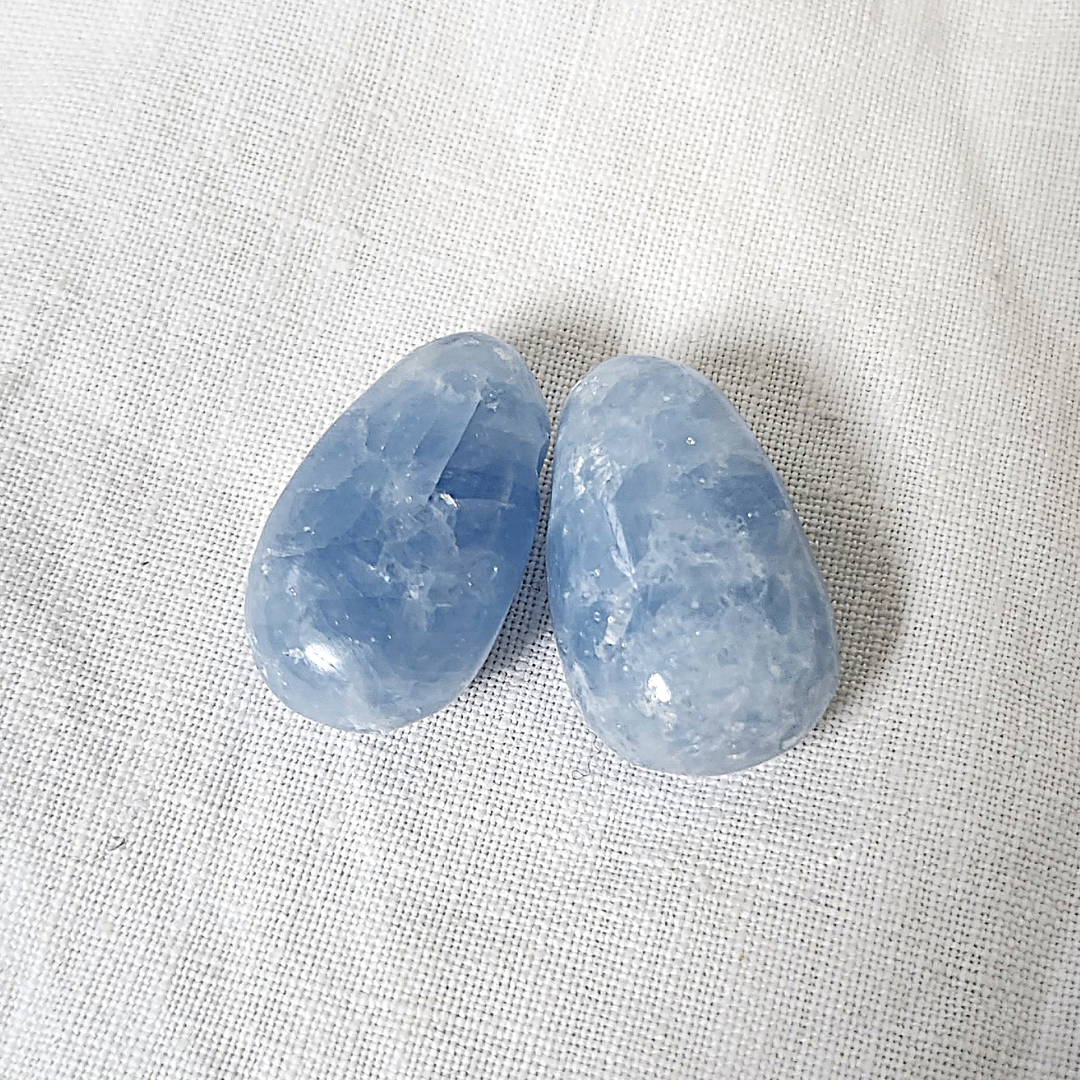 Pierre percée Calcite bleue [Timidité, Expression, Douceur]