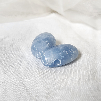 Pierre percée Calcite bleue [Timidité, Expression, Douceur]